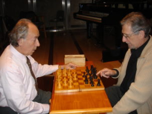 Ajedrez entre pentagramas