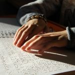Leer un libro con los otros sentidos